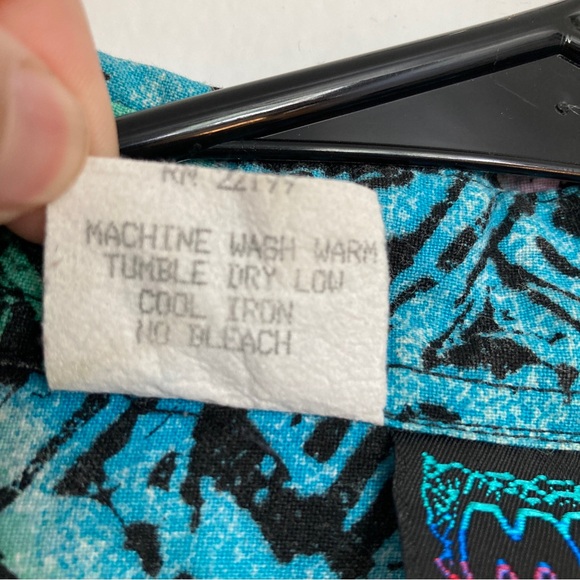 Maui Trading Company Hawaiian button down abstract geometric pattern - Picture 4 of 6